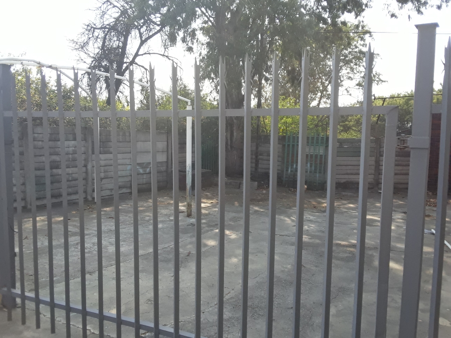 To Let commercial Property for Rent in Oos Einde North West